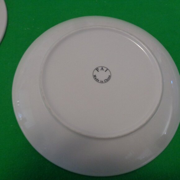 WIMSY RETRO CHRISTMAS HOLIDAY DECOR PLATES LOT OF 2 PLATES - Picture 7 of 7